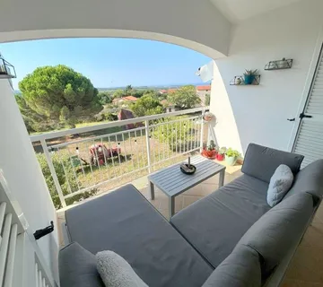 VABRIGA-TROSOBAN STAN NA PRODAJI SA OTVORENIM POGLEDOM NA MORE - cover