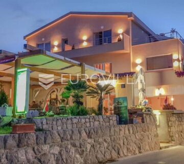 Pag, moderan mini hotel s osam soba, apartmanom, restoranom i teretanom - cover