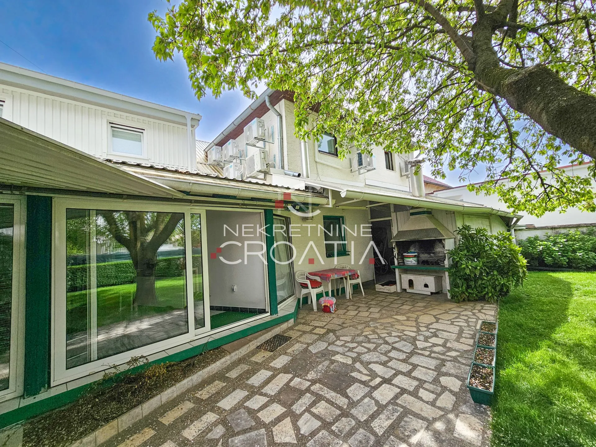 Kuća sa uhodanim poslovnim prostorom! - cover