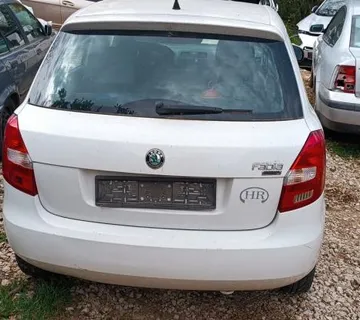 Škoda fabia 2010 zadnja gepek vrata - cover