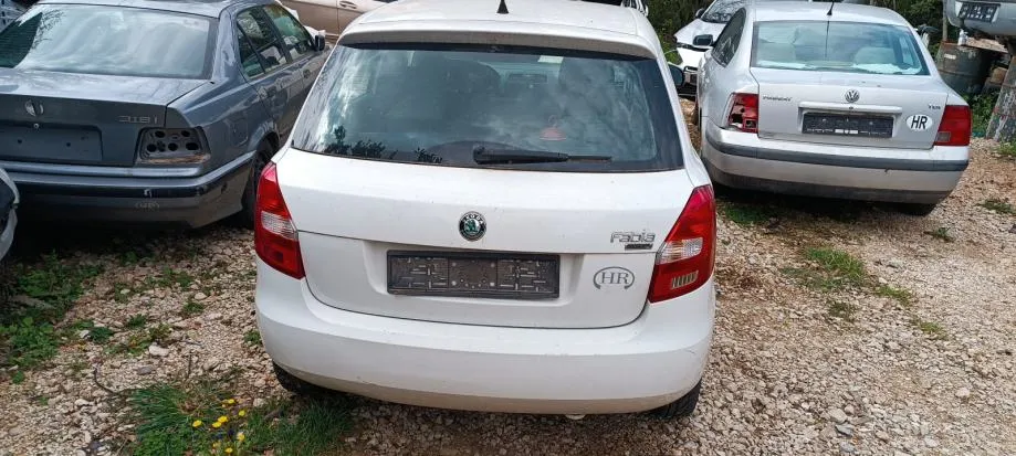 Škoda fabia 2010 zadnja gepek vrata - cover