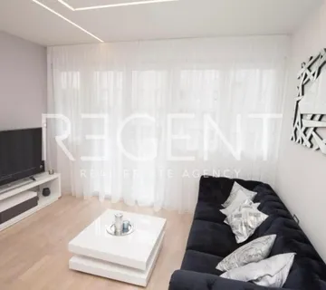 Split, Lovret - Trosoban stan s dvije loggie i pogledom na grad - cover