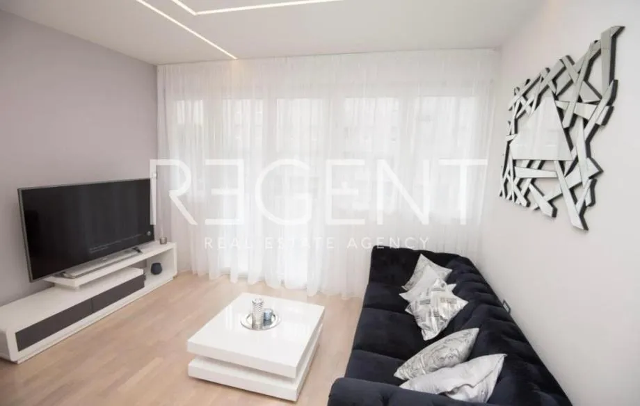 Split, Lovret - Trosoban stan s dvije loggie i pogledom na grad - cover