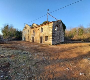 Zemljiste 1000m2 sa četiri rusevine spremne za obnovu. - cover