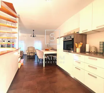 MOTOVUN, CENTAR, KOMPLETNO RENOVIRANA KAMENA KUĆA S DVORIŠTEM - cover