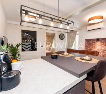 Istra, Rovinj, novoadaptiran stan NKP 42.50m2 i studio NKP 16m2 u centru grada - cover
