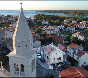 Kuća sa zasebnim APP/STUDIO na glavnom trgu sa pogledom na more - cover