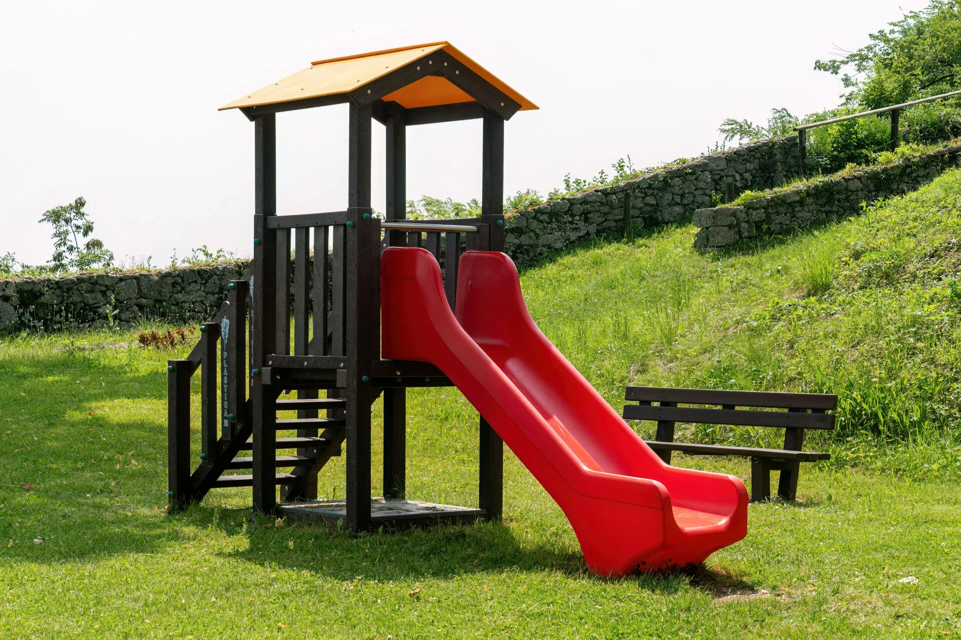 Dječja igrališta: Sigurna i održiva zabava - cover