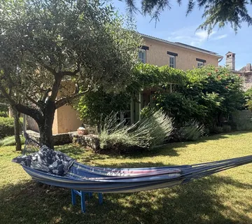 Kuća na kraju sela, 169 m2, na zemljištu od 900 m2, sa bazenom 30 m2 - Baderna, Poreč