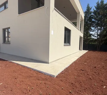 Prodaja, novi stan, prizemlje ca.77m2 + vrt ca.120m2, (NSOP-235-1) - Poreč