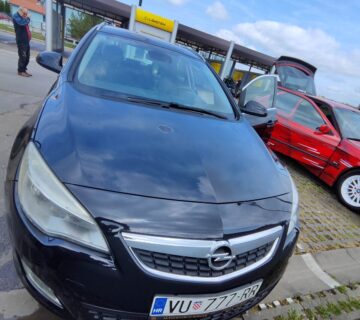 Opel Astra J Sport Tourer - cover