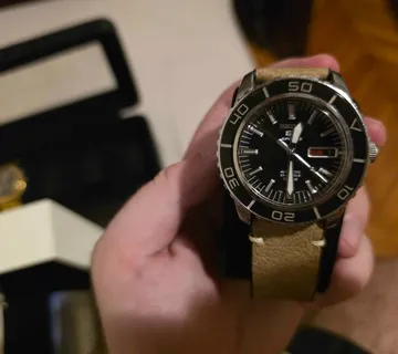 Prodajem satove SWATCH DREAMNIGHT YELLOW GOLD SEIKO SNZH55K1 - Split