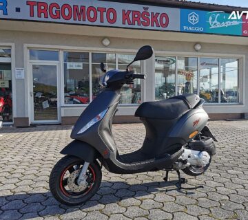 Piaggio ZIP 25km-h - cover