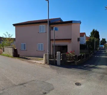 Samostojeća vikendica sa tri stambene jedinice - cover