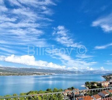 Trogir, stan u blizini plaže, panoramski pogled, prodaja - cover