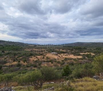 Prodaja poljoprivredno zemljište 9000m2 Supetar, mogućnost gradnje - cover