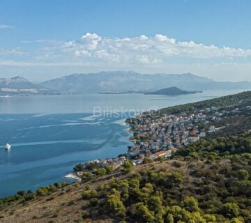 Trogir, kuća iznad plaže, s dva stana, prodaja - cover