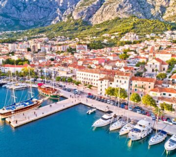 MAKARSKA; Komforan trosoban stan u centru grada - cover