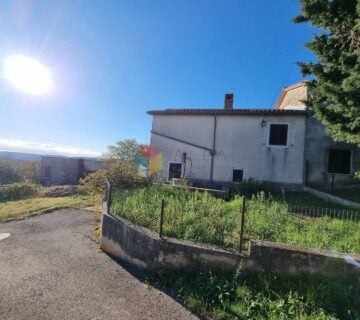 KUĆA U NIZU SA 2 POMOĆNA OBJEKTA I 1100M2 GRAĐEVINSKOG ZEMLJIŠTA! - cover