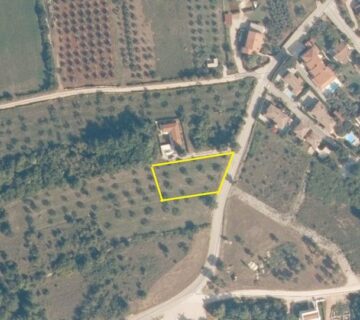 POREČ 10 Km- ZEMLJIŠTE ZA GRADNJU STANOVA ILI VILA SA BAZENOM - cover