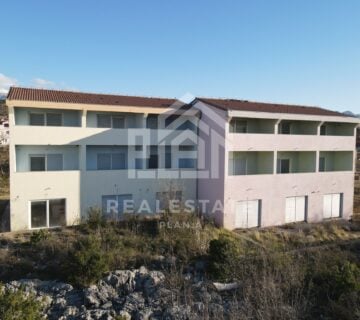 Troetažni apartman,94,73m2+43,9m2 dvorišta, Maslenica, Prilika !!! - cover