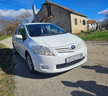 Toyota auris - cover