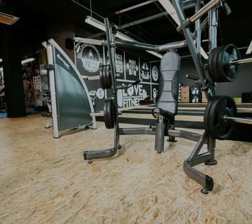 sportsart fitness potisak za prsa - cover