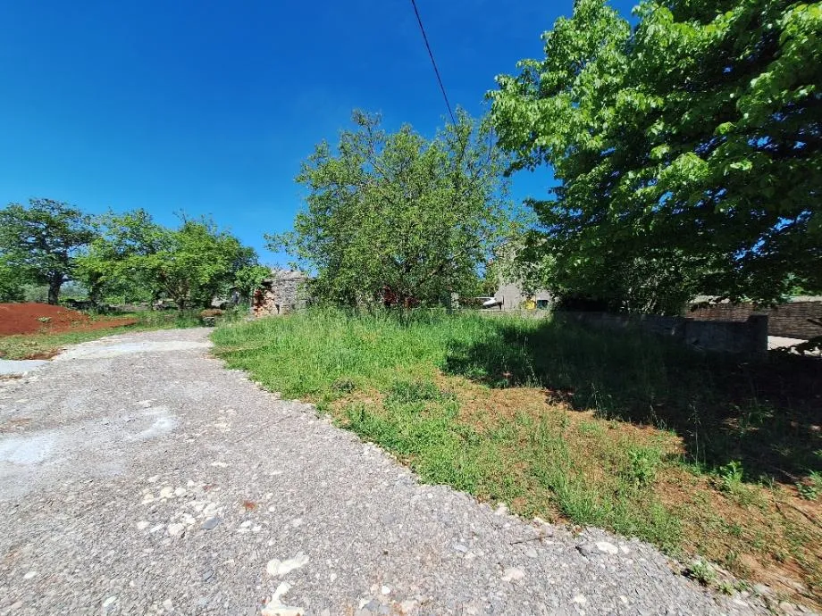 Istra, okolica Barbana, građ. zemljište 1000 m2 sa dva ucrtana objekta - cover