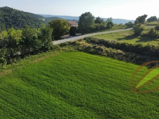 Istra, Oprtalj – Građevinsko zemljište s dozvolom i pogledom - cover