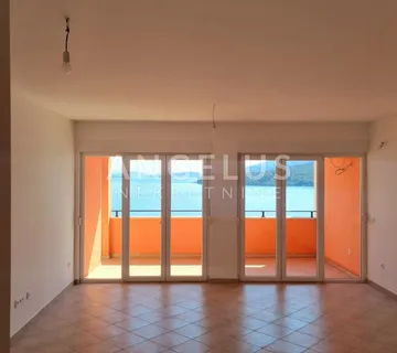 Marina - trosoban stan prvi red do mora 103,38 m2, veliki potencijal - cover