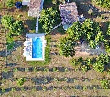 Bale,okolica imanje s dvije samostojeće kuće i bazenom - cover