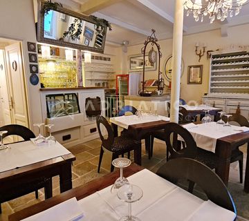 Rovinj, starogradska jezgra, šarmantno uređen restoran - cover