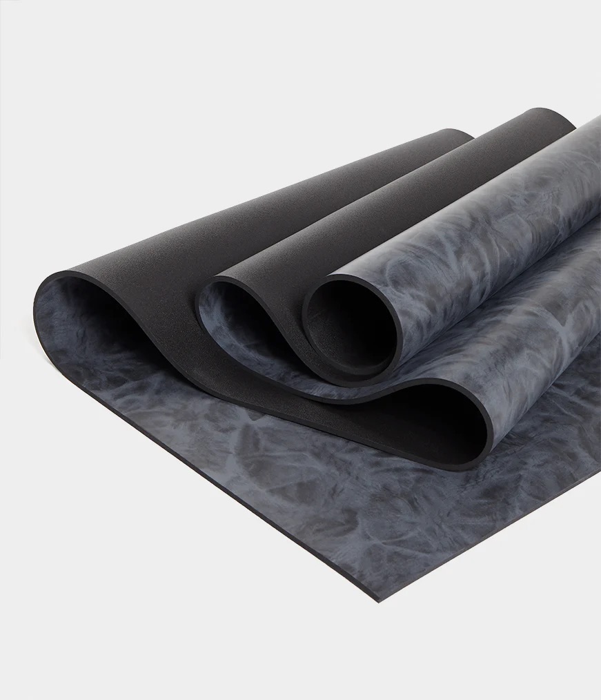 22473-16_manduka-grp-adapt-yoga-mat-kaucukova-protismykova-pu-joga-podlozka-180-x-66-cm-x-5-mm-farba-cierna
