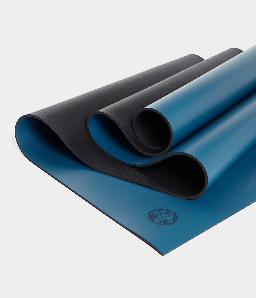 22473-17_manduka-grp-adapt-yoga-mat-kaucukova-protismykova-pu-joga-podlozka-180-x-66-cm-x-5-mm-farba-cierna