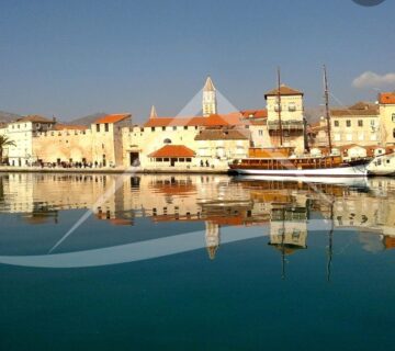 Dvosoban stan s južnom lođom i otvorenim pogledom na more!!  Trogir - cover