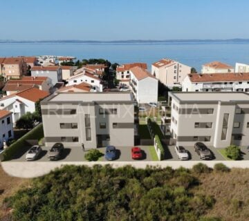 PRIVLAKA-NOVOGRADNJA! 2.SP.SOBE! VRT 80m2! 140 m DO MORA! - cover