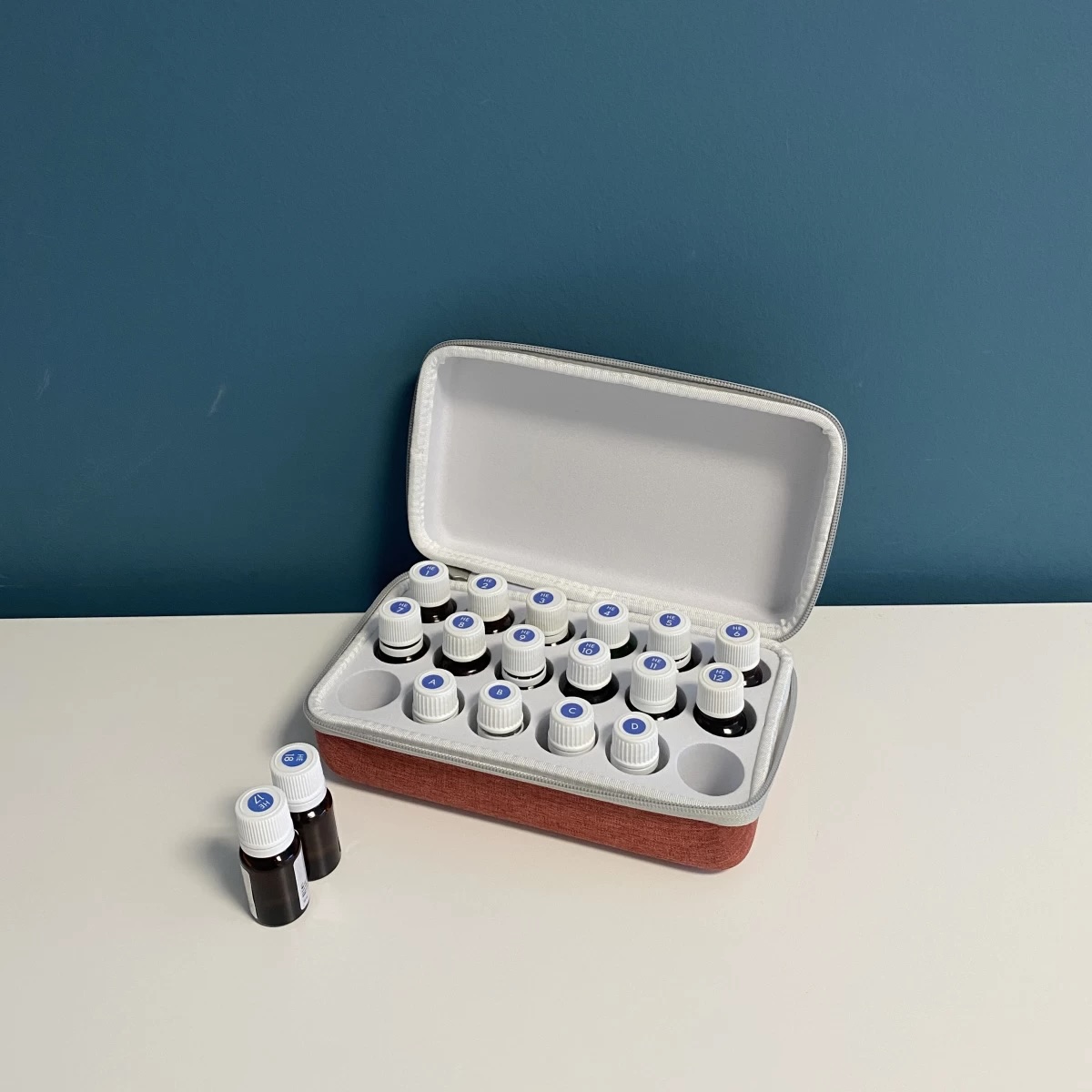 25818_trousse-synelia-18-huiles-essentielles-terracotta
