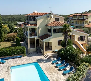 Istra – Kuća s 5 apartmana, bazenom i velikim zemljištem blizu Poreča - cover