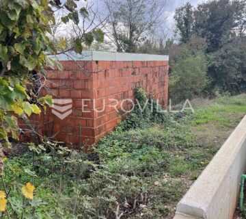 Istra, Krnica - građevinsko zemljište s nedovršenim objektom, 563 m2 - cover