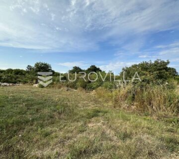 Medulin, veliko građevinsko zemljište na odličnoj lokaciji 1600 m2 - cover