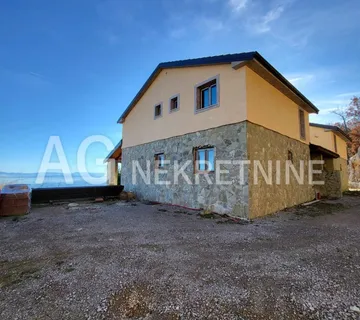 Poljane,prodaja dvojne ville s bazenima - cover