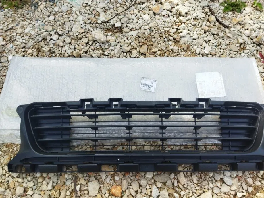 PEUGEOT 308 2017 SREDNJA REŠETKA BRANIKA - cover