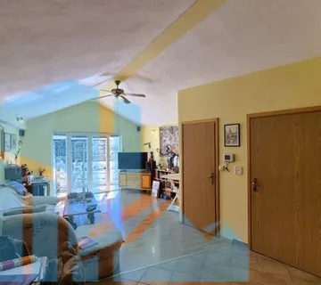 Poslovni prostor: Vodice, ulični lokal, 85 m2 (prodaja) - cover