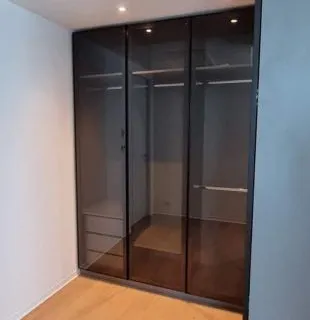 Ormar sa staklenim vratima alu crna mat - cover