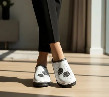 Medicinske kožne klompe/papuče, sa prišivcima cvijetića - cover