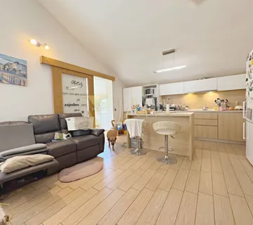 VIŠKOVO, SROKI - NAMJEŠTENA ETAŽA U KUĆI NOVIJE GRADNJE (prodaja) - cover