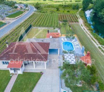 Prostrana kuća za odmor s vinogradom na 10.000m2 - Staševica - cover