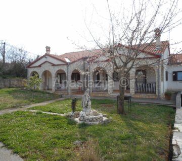 Rovinj, kuća s 2 stana, garažom, pomoćnim prostorom i većom okućnicom - cover