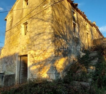 Višnjan - prodaja starine sa puno potencijala, 180 m2 - cover