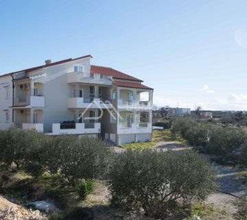 OTOK PAG-NOVALJA-Uređena Apartmanska kuća 750 m2,12 apartmana, Parking - cover